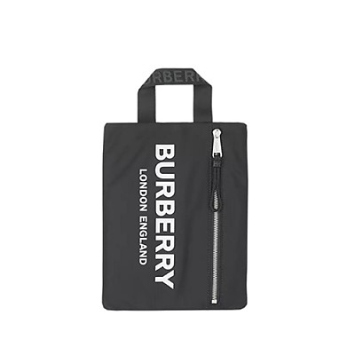 [스페셜오더]BURBERRY-80181471 버버리 블랙 로고 프린트 ECONYL® 포트레이트 파우치