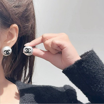 CHANEL-7656 샤넬 25P 블랙 에나멜 더블 C 펄 원형 단추 귀걸이