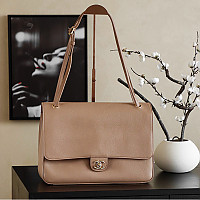 [스페셜오더]CHANEL-AS6133 샤넬 2026 봄-여름 프리-컬렉션 프레피 코코 가죽 스트랩 클러치 라지 숄더백 블랙