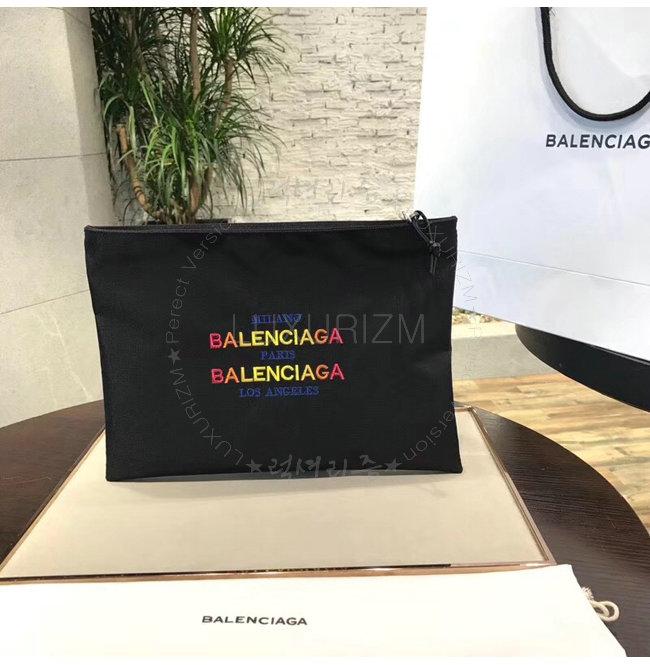 balenciaga-0131-001.jpg