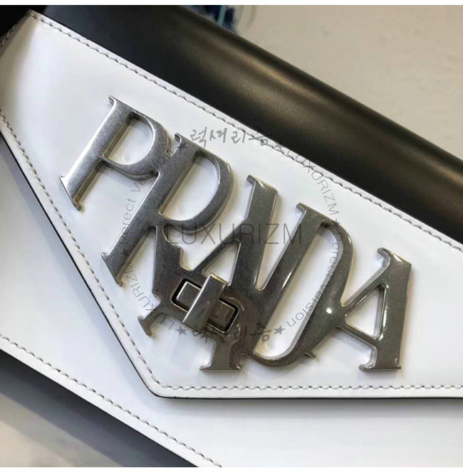 prada1-0604-006.jpg