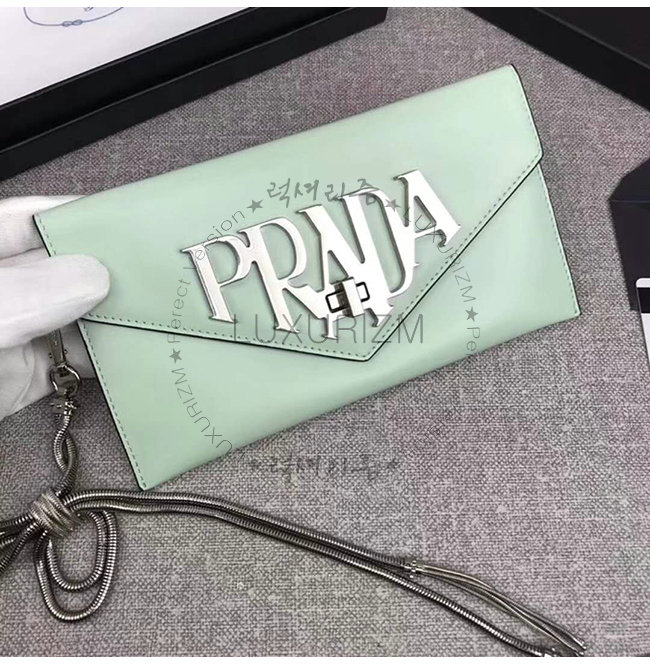 prada1-0611-003.jpg